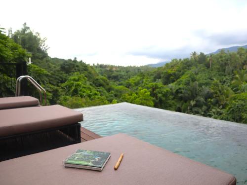 hotel sunset view, sunset healing, golden hour hotel, relaksasi sore, hotel alam, staycation sunset, healing emosional, nature retreat, eco hotel, hotel tenang
