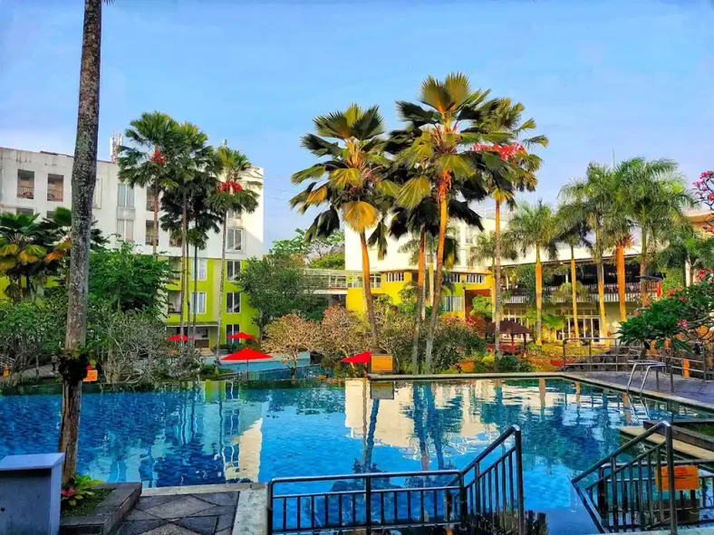 Hotel dengan Kolam Renang Anak: Pilihan Ideal Liburan Keluarga
