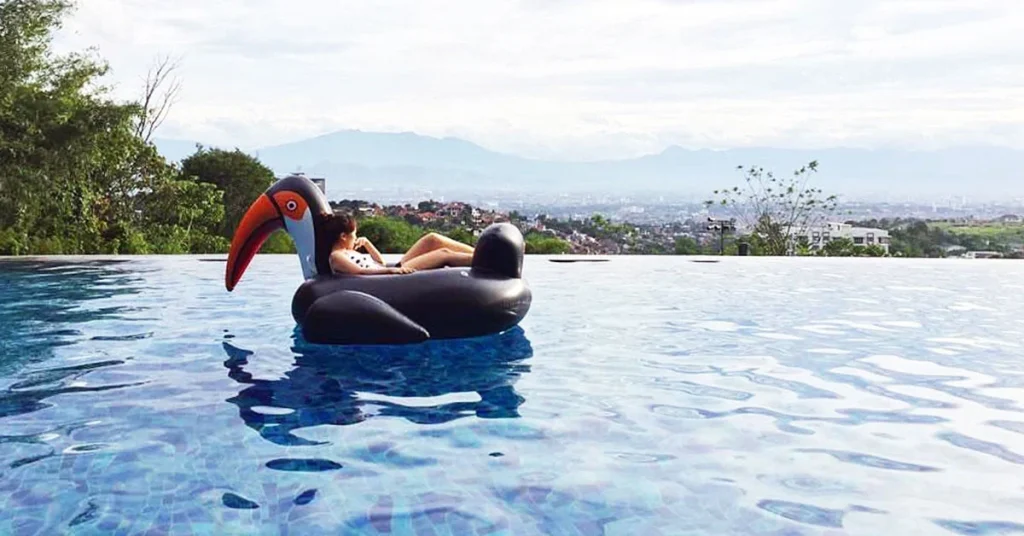heated pool hotel, kolam air hangat, hydrotherapy pool, luxury stay, wellness hotel, healing water, spa pool, hotel mewah, relaksasi air, resort premium