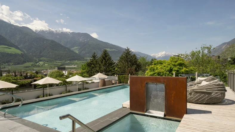 Hotel Semi-Outdoor Pool: Kombinasi Indoor & Outdoor