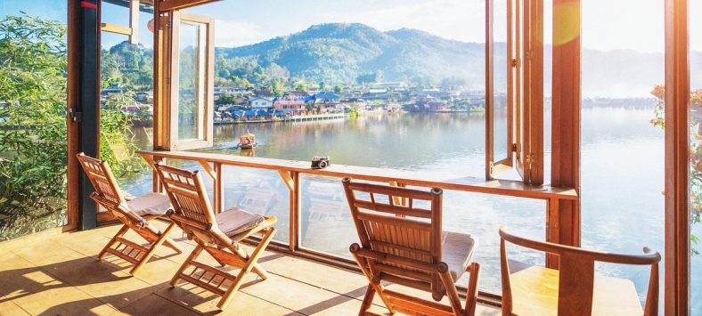 Hotel Tepi Danau: Hotel Damai dengan Pemandangan Air Tenang